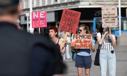 Molitelji se ponovno okupili u nekoliko gradova, dočekali ih prosvjednici s transparentima