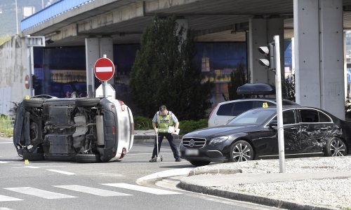 U sudaru u Splitu auto završio na boku, policija traži svjedoke
