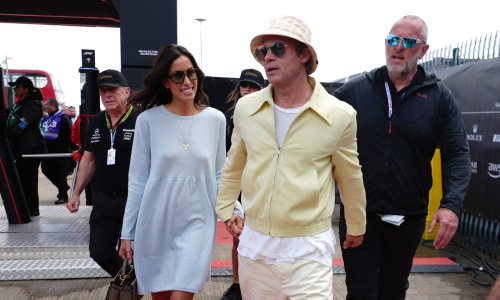 Brad Pitt i Ines de Ramon više ne skrivaju ljubav; stigli držeći se za ruke na utrku Formule 1