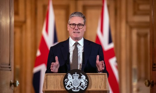 Britanski premijer se sastaje s šefovima policije, nasilni prosjedi se nastavljaju