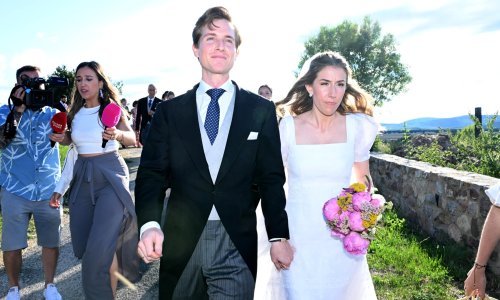 Vjenčanicu klasične siluete ove mladenke zasjenio je predivan vjenčani buket