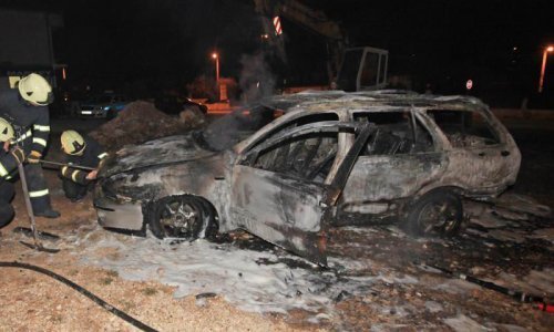 U Vukovaru zapaljena dva osobna automobila