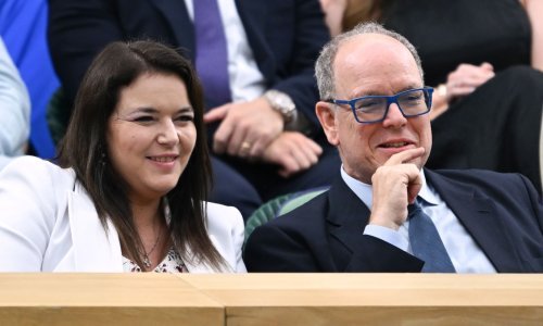 Princeze Charlene ni na vidiku: Princ Albert uživa u društvu elegantne brinete