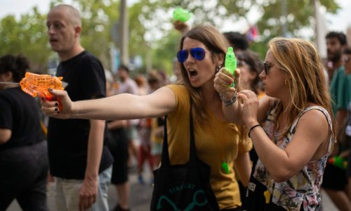 Šok za turiste u Barceloni: Ogorčeni lokalci gađali ih iz pištolja na vodu