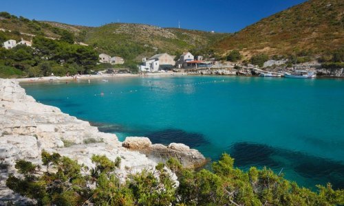 Toplo more, pijesak i obilje hlada: Ova rajska uvala u Hrvatskoj ostvarenje je snova