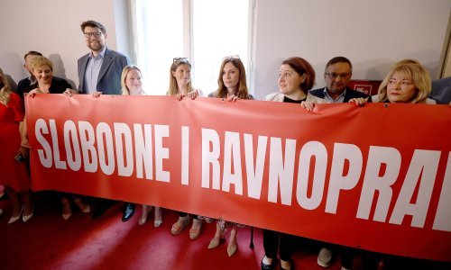 Svađa u Saboru zbog klečavaca, SDP-ovci dočekali Markić: 'Mamini sinovi, dignite se!'