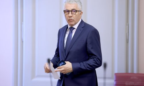 Trebaju li zastupnicima ispričnice? Ćosić: Ima ih u stilu 'potražite me na videu'