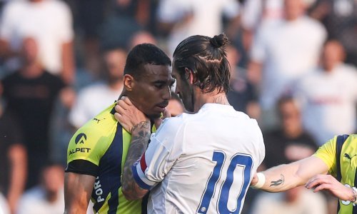 Pogledajte kako Livaja davi igrača Fenera; Mourinho utrčao na teren i smirivao ga