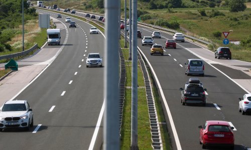Muškarac pokušao pretrčati autocestu, udario ga auto, a potom pregazio kamion