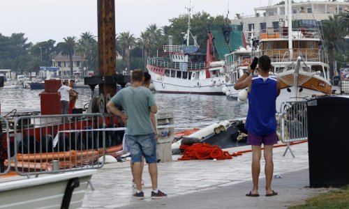 Kreće izvlačenje izgorjele jahte u Makarskoj, evo koliko dugo će trajati