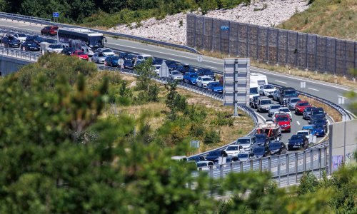 MORH potvrdio: Kod Otočca prevrnulo se vojno vozilo, dva vojnika ozlijeđena