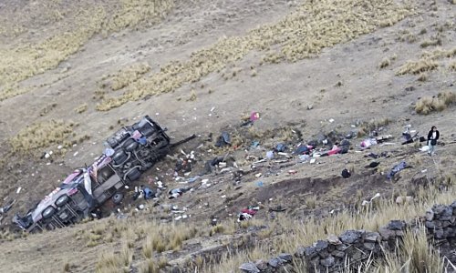Autobus se u Peruu strmoglavio niz strminu, najmanje 25 putnika poginulo