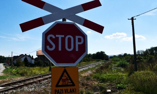 Vlak naletio na auto u Požegi: Dvoje ljudi ozlijeđeno