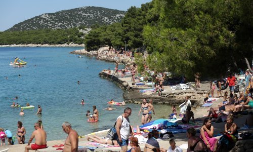 Kaos na hrvatskoj plaži: Urlao, prijetio nožem, ukrao motor pa uletio u more