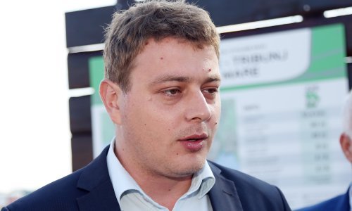 Načelnik Tribunja ljudima koji rezerviraju plažu: Vraćamo stvari, u zamjenu za osobne podatke