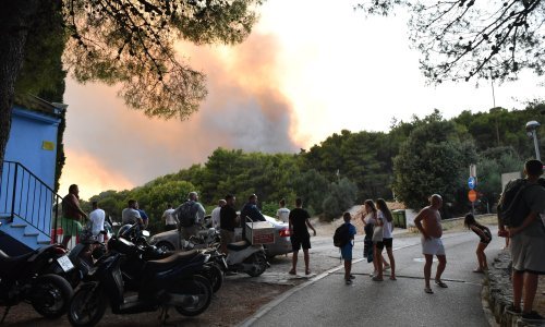 Požar kod Trogira pod kontrolom, spašeno naselje, vatrogasce čeka duga noć