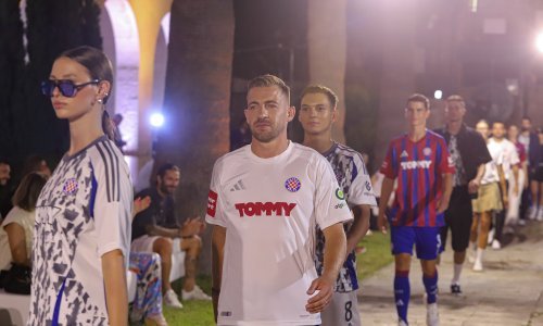 Igrači Hajduka prošetali modnom pistom, Marko Livaja sve je pratio iz prvog reda