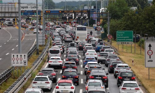 Kolona na autocesti prema moru duga oko 19 kilometara
