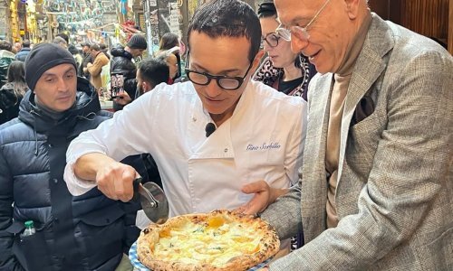 Italija je na nogama: Jedan napuljski pizzaiolo stavio je ananas na pizzu margheritu