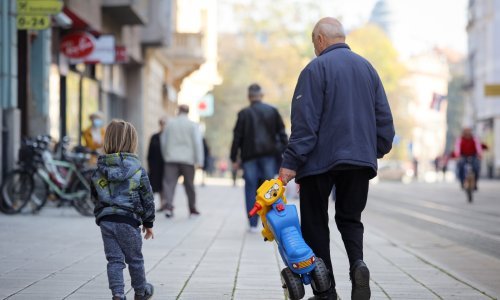 Ovo treba nama: Bake i djedovi u Švedskoj bit će plaćeni za čuvanje unuka