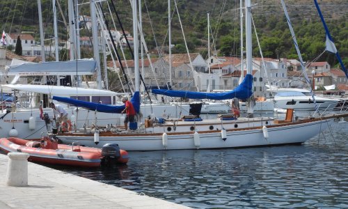 Dvojac optužen za bespravnu gradnju kod Visa, zaposjeli trećinu otoka