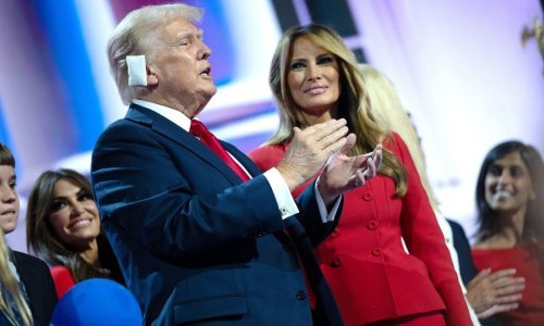 Reakcija Melanije na Trumpovom skupu viralni je hit: Izraz njezinog lica govori sve