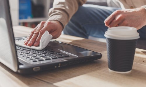 Riješite se prljavštine i bakterija: Kako temeljito očistiti tipkovnicu