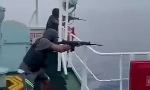 Dramatična snimka: Opasan dron kamikaza približava se brodu, posada puca...