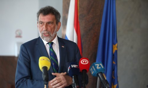 Vlada će financirati obvezne udžbenike za učenike srednjih škola