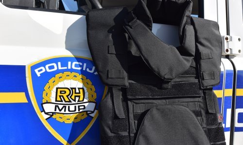 Okršaj u Varaždinu: Muškarac grizao policajce po vratu, drugi krenuo na njih sjekirom