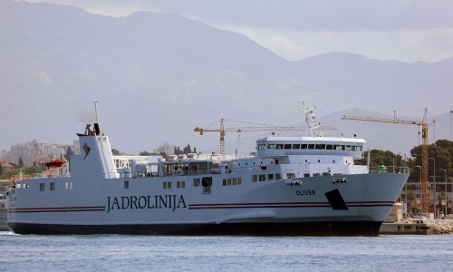 Drama na 'Oliveru': Pregrijao se motor, brod s više stotina putnika ipak krenuo prema Korčuli