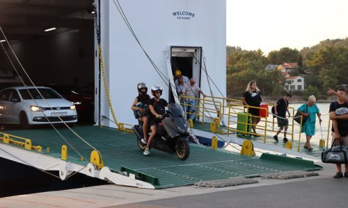 Trajekt Oliver konačno stigao u Velu Luku, putnici pjevali 'Cesaricu'