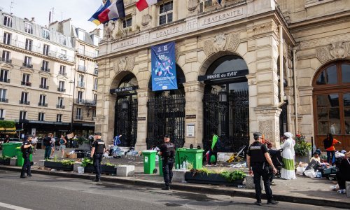 Pariz pod neviđenom opsadom: Zatvoren zračni prostor, snajperisti na krovovima