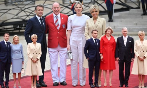 Bračni par Macron ispred Elizejske palače dočekuje uglednike iz cijeloga svijeta