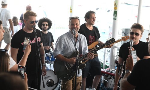 'Oliver' zaplovio prema Korčuli; hitovi Olivera Dragojevića odzvanjaju krcatim trajektom