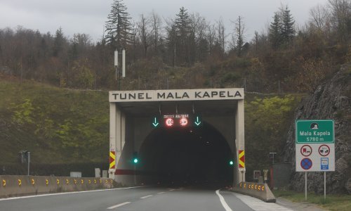 U tunelu Mala Kapela vozilo u kvaru, vjetar otežava promet na drugim dionicama