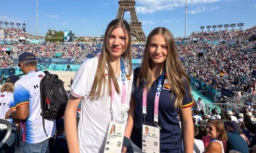 Magnet za poglede: Prelijepe kćeri kraljice Letizije blistaju u Parizu