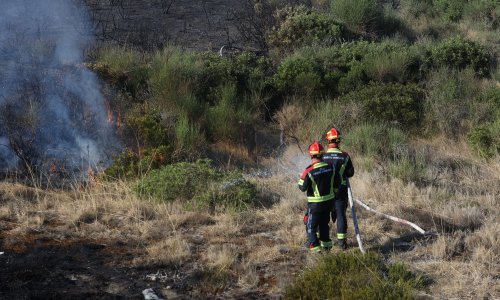Velik požar kod Kaštela: Gasi ga 100 vatrogasaca, ozlijeđen jedan od njih