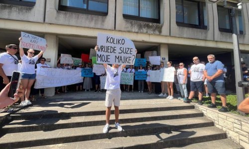 Održan novi prosvjed za Katu i Stipu Đerek: 'Koliko vrijede suze moje majke?'