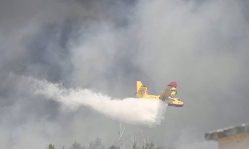 Požar kod Skradina i dalje aktivan, stiže kanader