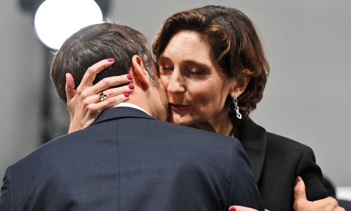 Ne stišava se bura: Poljubac s Macronom nije bio jedini javni gaf francuske ministrice