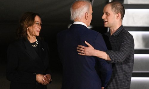 Američki zatvorenici iz Rusije sletjeli u SAD, dočekali ih Biden i Harris