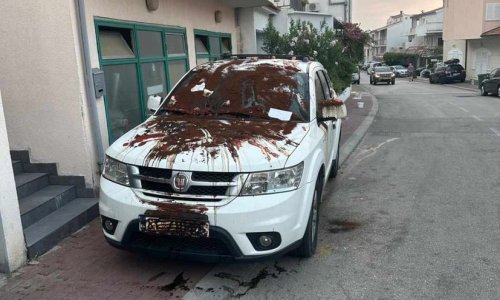 Vozaču na nepropisno parkirani auto servirali kavu, jaja i cvijeće s porukom