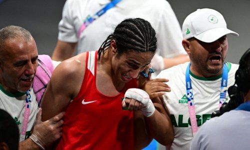 Boksačica koju optužuju da je muškarac osvojila medalju i rasplakala se