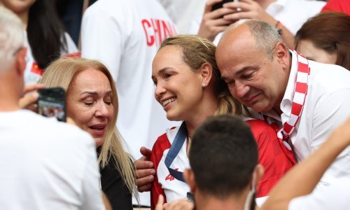 Suze i zagrljaji: Emotivni susret Donne Vekić s ponosnim roditeljima