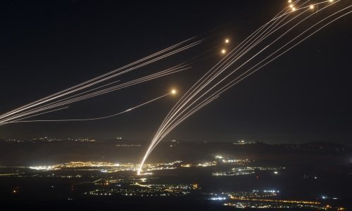 Hezbolah ispalio desetke raketa na Izrael, većinu presrela Željezna kupola