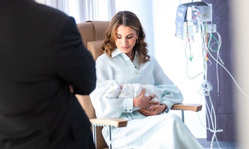 Ne može joj odoljeti: Objavljena nova fotografija kraljice Ranije s unučicom