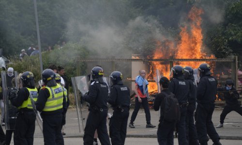 Nasilni nemiri u Engleskoj, prosvjednici upali u hotel s migrantima. Oglasio se premijer
