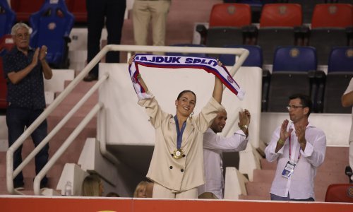 Barbara Matić sa zlatnom medaljom i šalom Hajduka stigla na Poljud
