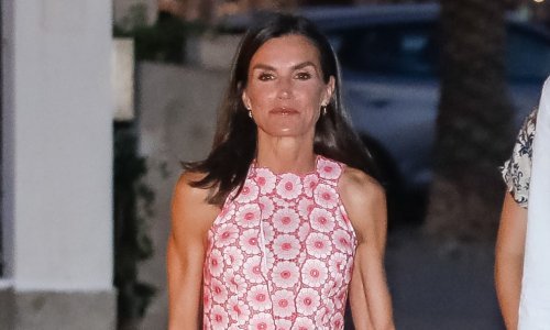 Kraljica Letizia modno briljira: Uz laskavu haljinu nosi ravne sandale i torbu od 47 eura
